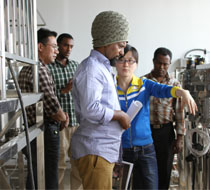 廣交會客戶（hù）在實驗室考查